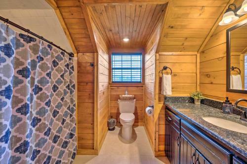 Broken Bow Retreat With Game Room And Hot Tub!