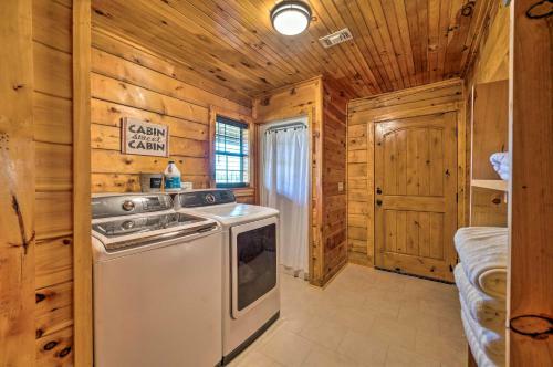 Broken Bow Retreat With Game Room And Hot Tub!