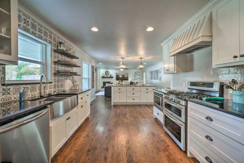 Casual Yet Elegant, Spacious Nw Oklahoma City Home