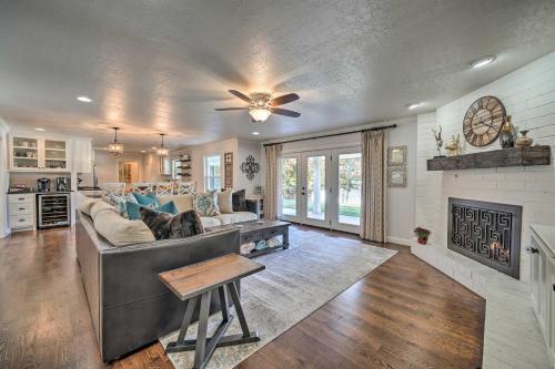 Casual Yet Elegant, Spacious Nw Oklahoma City Home