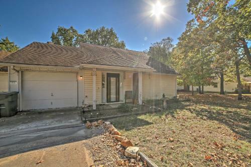 Tahlequah Duplex With Screened-in Porch And Fire Pit!