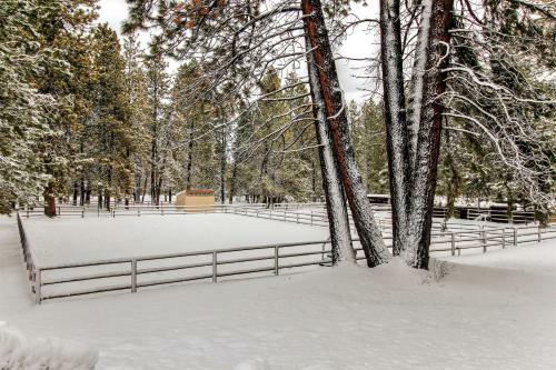 Apartamento Bend Condo With Deck, Resort-style Amenities And Views!