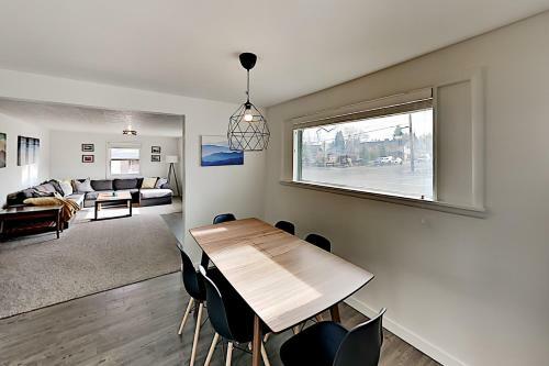 Apartamento Remodeled Retreat - Firepit - Near Dining & Shops Duplex