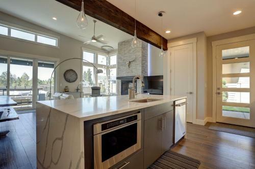 Ruby Peak Spacious & Comfortable Home - 30 Day Minimum Home