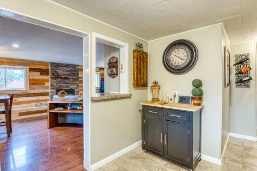 Cozy Coleman St. Cottage