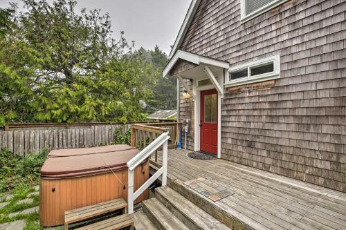Dog-friendly Home With Hot Tub And Deck Walk To Beach
