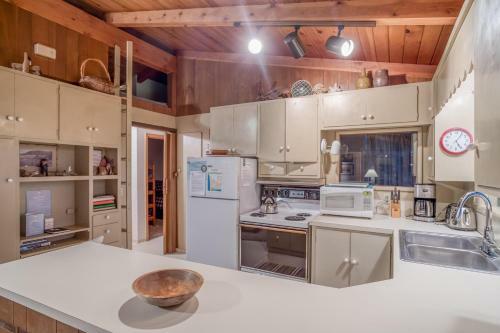 Cliff View Cabin (mca 420)
