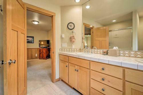 Spacious Family Townhome, Walk To Beach And Downtown