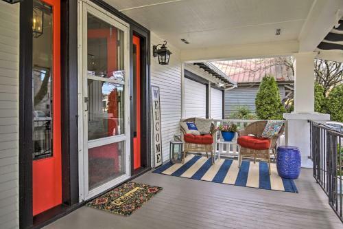 Vintage Apartment With Covered Porch - Walk Downtown!