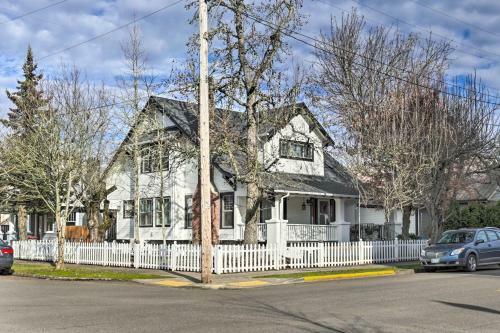 Vintage Apartment With Covered Porch - Walk Downtown!