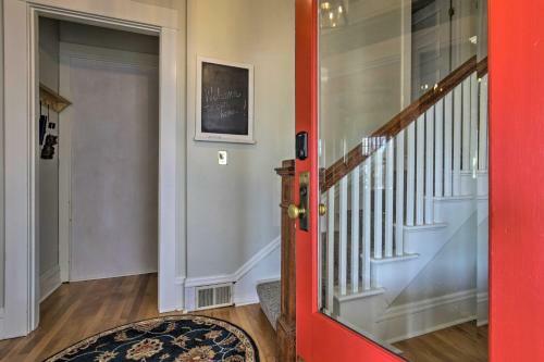 Vintage Apartment With Covered Porch - Walk Downtown!