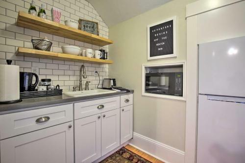 Vintage Apartment With Covered Porch - Walk Downtown!
