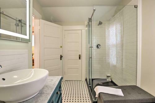 Vintage Apartment With Covered Porch - Walk Downtown!