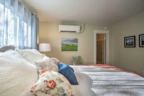 Vintage Apartment With Covered Porch - Walk Downtown!