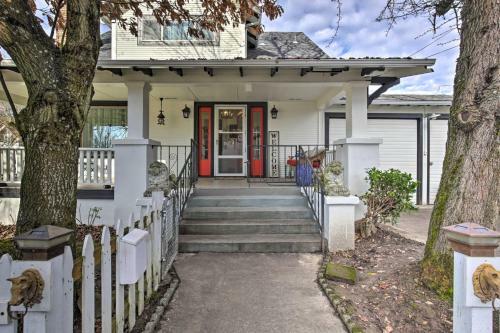 Vintage Apartment With Covered Porch - Walk Downtown!