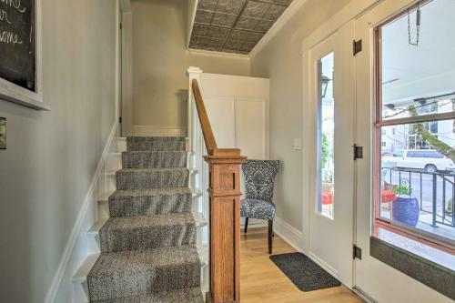 Vintage Apartment With Covered Porch - Walk Downtown!
