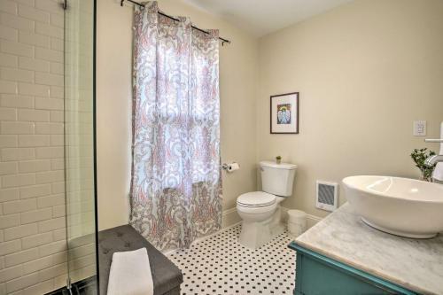Vintage Apartment With Covered Porch - Walk Downtown!