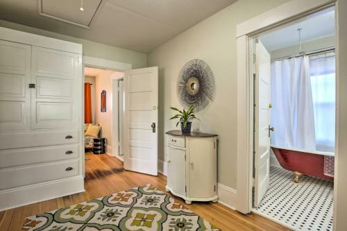 Vintage Apartment With Covered Porch - Walk Downtown!