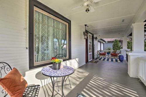 Vintage Apartment With Covered Porch - Walk Downtown!