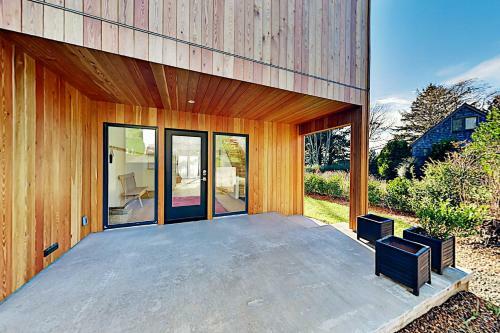 Modern Ocean-view New Build - Walk To The Beach Home
