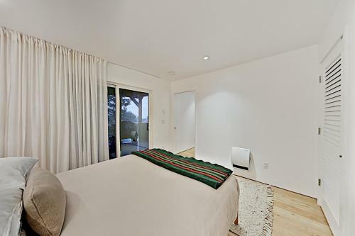 Modern Ocean-view New Build - Walk To The Beach Home