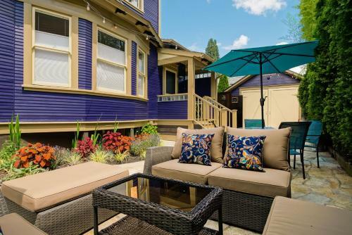 New Secluded Patio Cottage Right By All The Action!