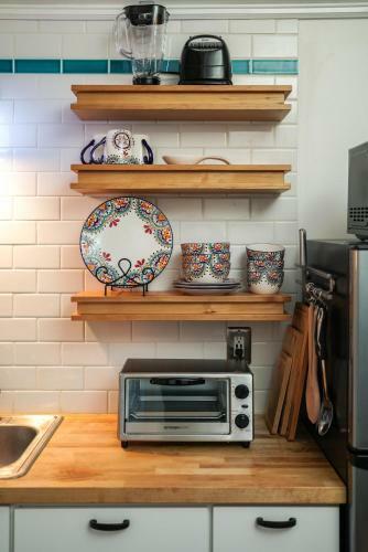 New Secluded Patio Cottage Right By All The Action!