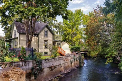 Historic And Charming Salem Home With Mill Creek Views!