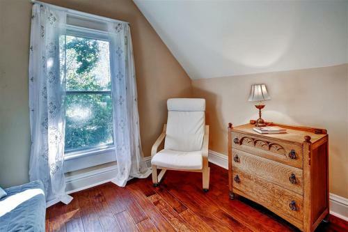 Historic And Charming Salem Home With Mill Creek Views!