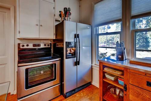 Historic And Charming Salem Home With Mill Creek Views!
