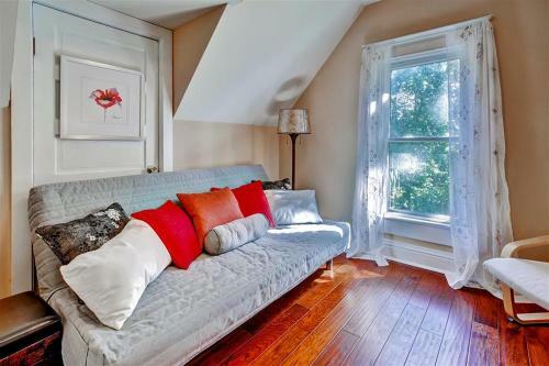 Historic And Charming Salem Home With Mill Creek Views!