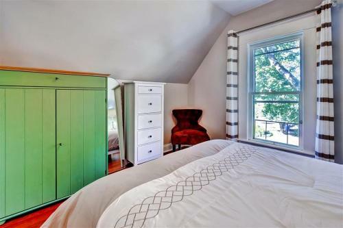 Historic And Charming Salem Home With Mill Creek Views!
