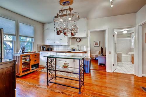 Historic And Charming Salem Home With Mill Creek Views!