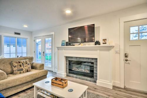 Modern Retreat Less Than � Mi From Rockaway Beach!