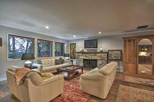 Tigard Retreat With Deck, 15 Mins From Portland!
