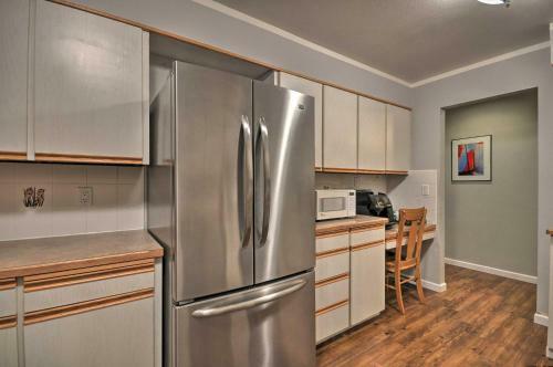 Tigard Retreat With Deck, 15 Mins From Portland!