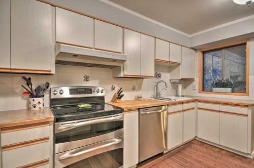 Tigard Retreat With Deck, 15 Mins From Portland!