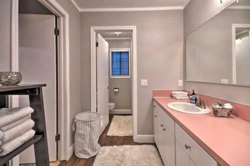 Tigard Retreat With Deck, 15 Mins From Portland!