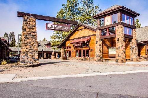 Unique Golf Home - Hot Tub, 2 Fireplaces & Bikes Home