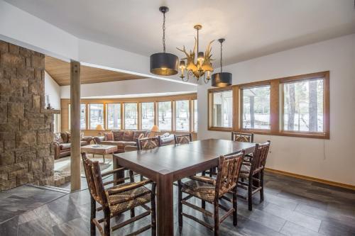 Unique Golf Home - Hot Tub, 2 Fireplaces & Bikes Home
