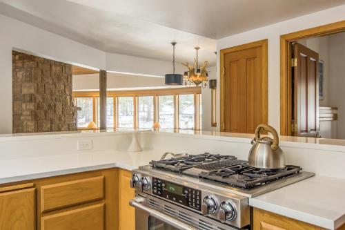 Unique Golf Home - Hot Tub, 2 Fireplaces & Bikes Home