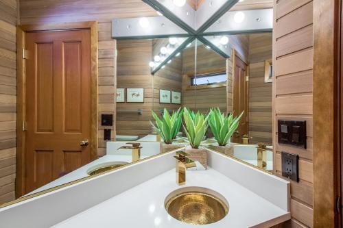 Unique Golf Home - Hot Tub, 2 Fireplaces & Bikes Home