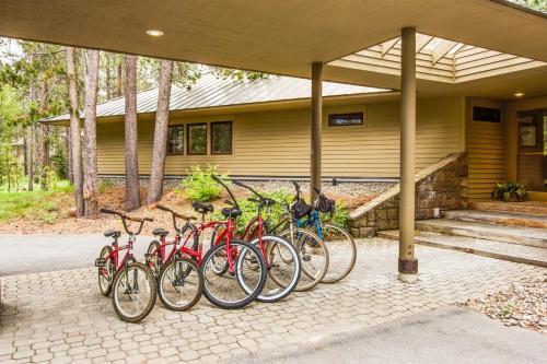 Unique Golf Home - Hot Tub, 2 Fireplaces & Bikes Home