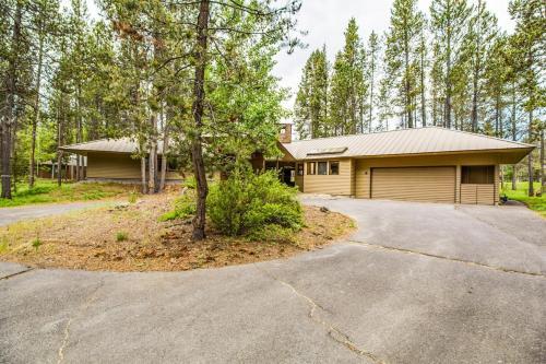 Unique Golf Home - Hot Tub, 2 Fireplaces & Bikes Home