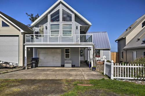 Waldport Beach House With Loft And Ocean Views!