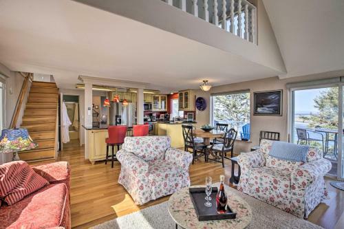 Waldport Beach House With Loft And Ocean Views!
