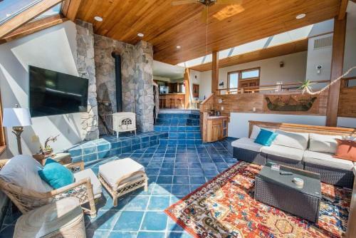 Ocean Front Home With Hot Tub, Ping Pong, Foosball