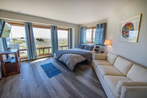 Ocean Front Home With Hot Tub, Ping Pong, Foosball