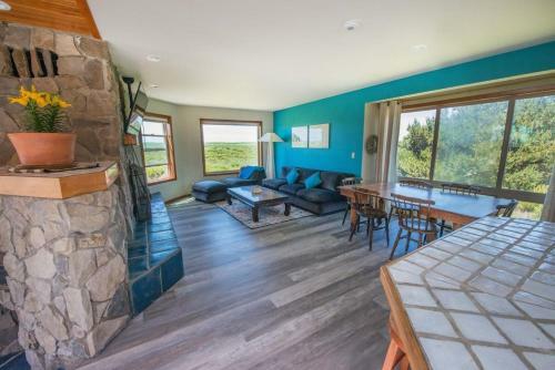Ocean Front Home With Hot Tub, Ping Pong, Foosball