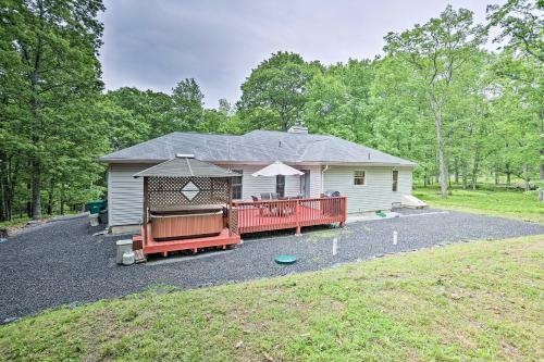 Retreat With Hot Tub And Firepit, 6mi To Bushkill Falls